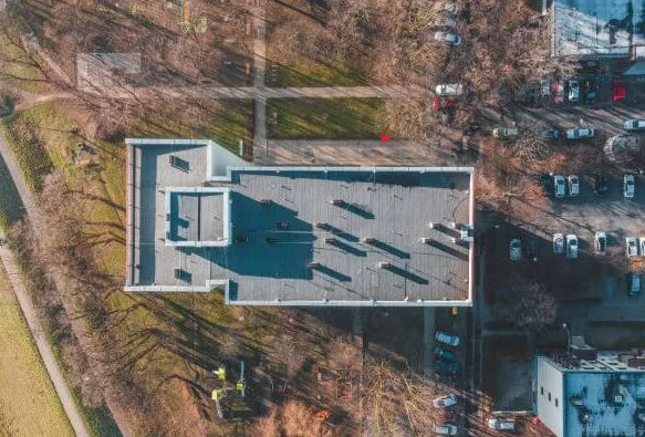 Plat dak met zonnepanelen