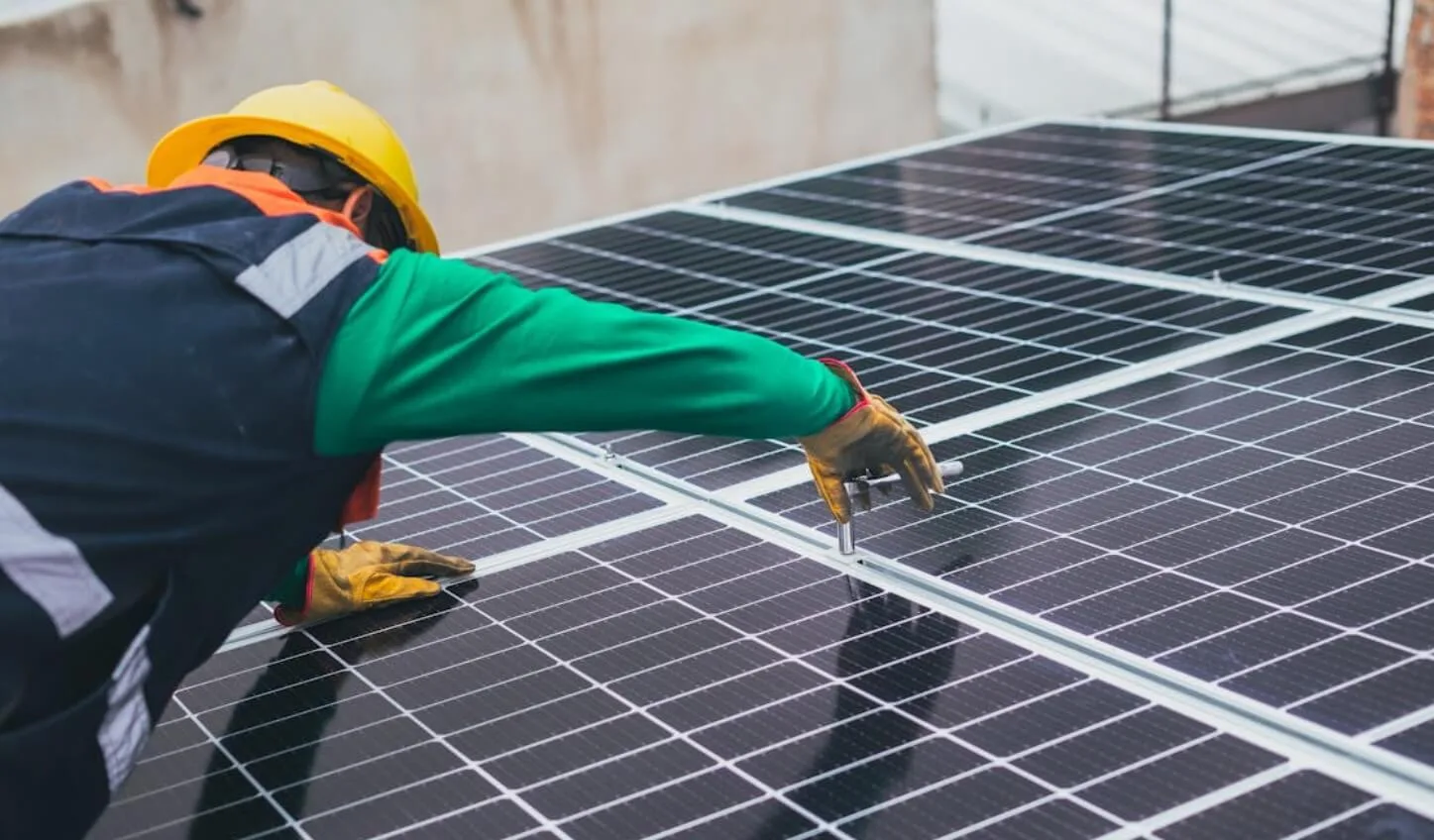 zonnepanelen plat dak monteren